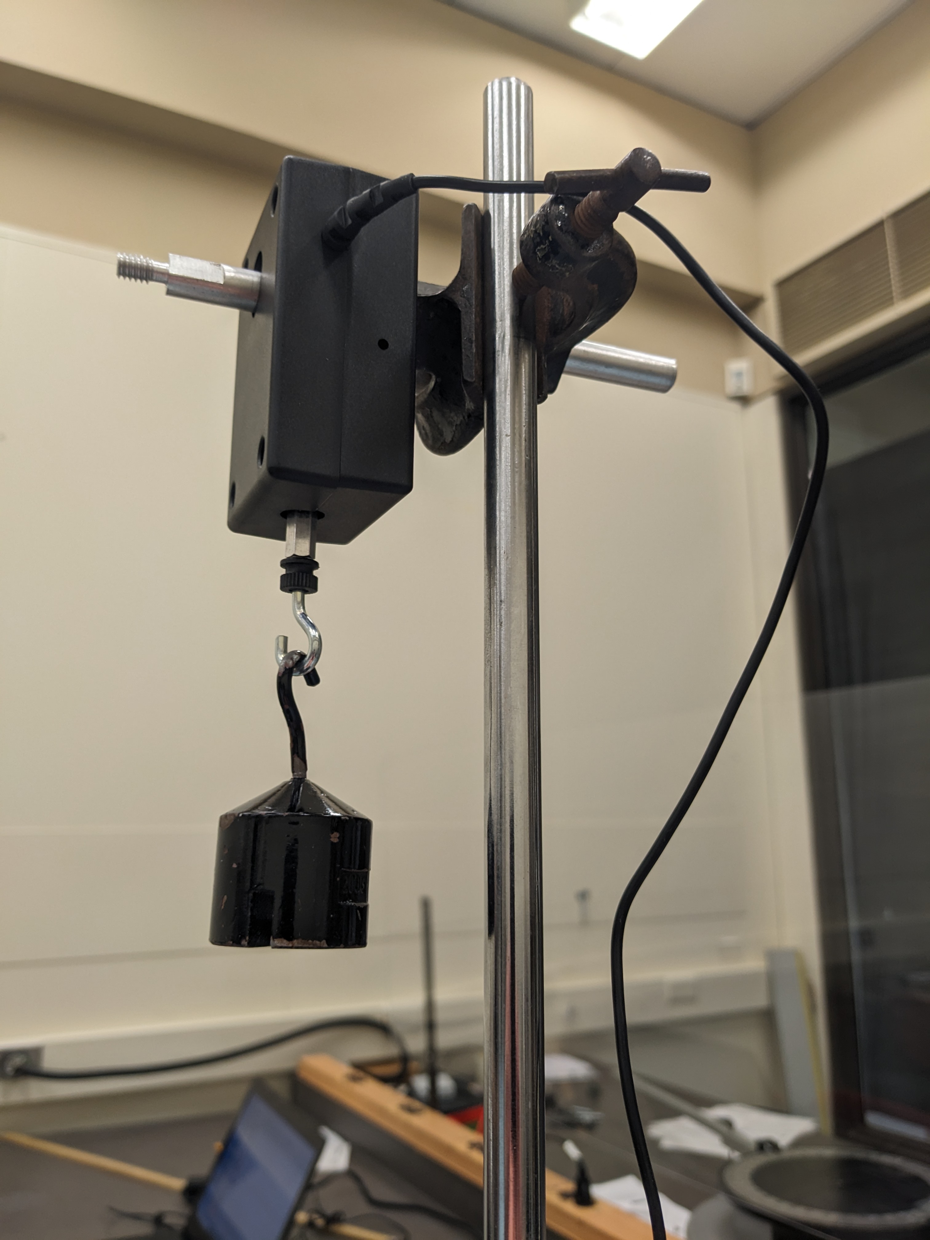 Force sensor with mass hanging to determine comparision value